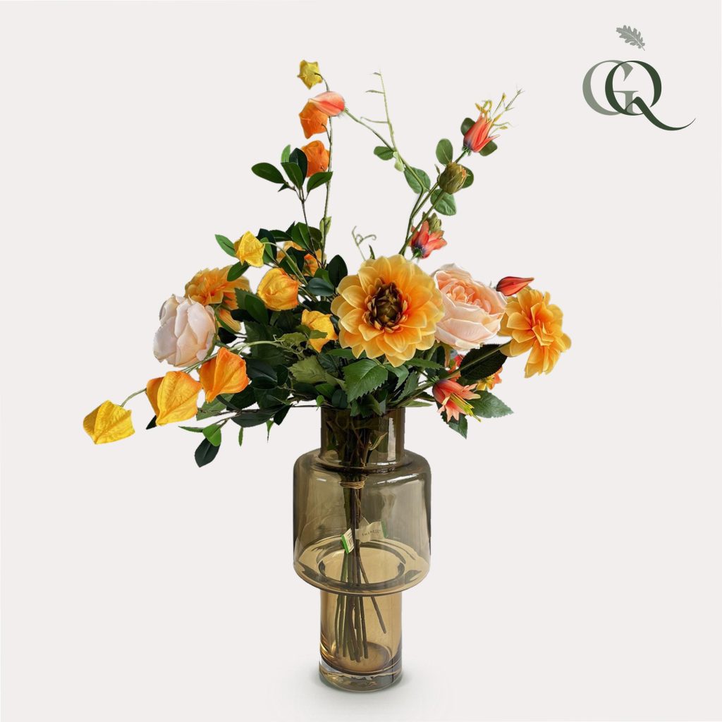 Elegant boeket met oranje dahlia’s, physalis en zachtroze rozen in moderne vaas