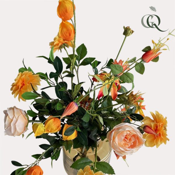 Bloemig boeket met abrikozenkleurige Engelse roos en oranje gloriosa