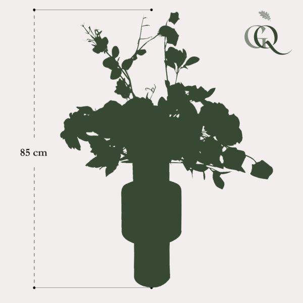 Silhouet van een rozenboeket met eucalyptustakken in minimalistische vaas