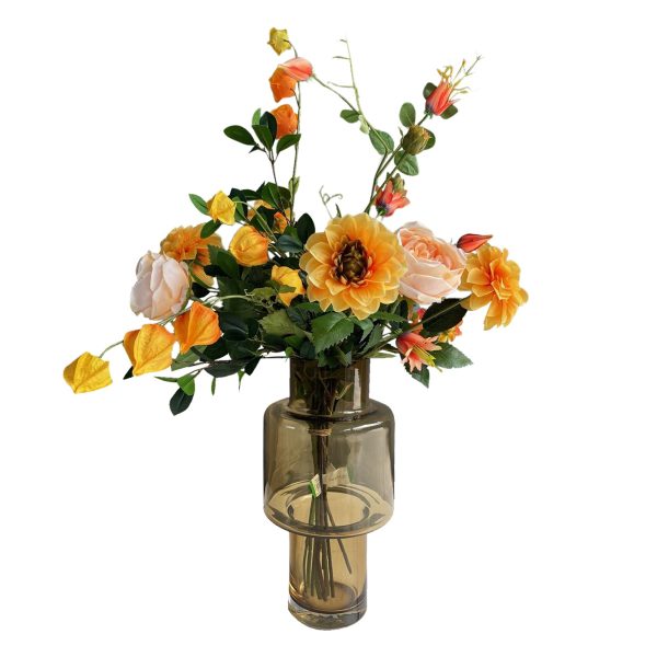 Oranje dahlia en roos arrangement met lampionplant in stijlvolle vaas