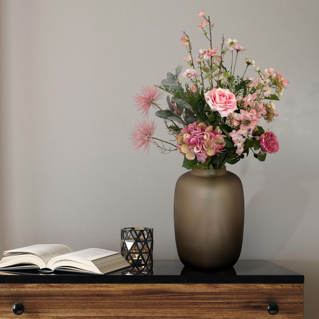 Boomend boeket met roze hortensia, rozen en fijne bloesems in vaas