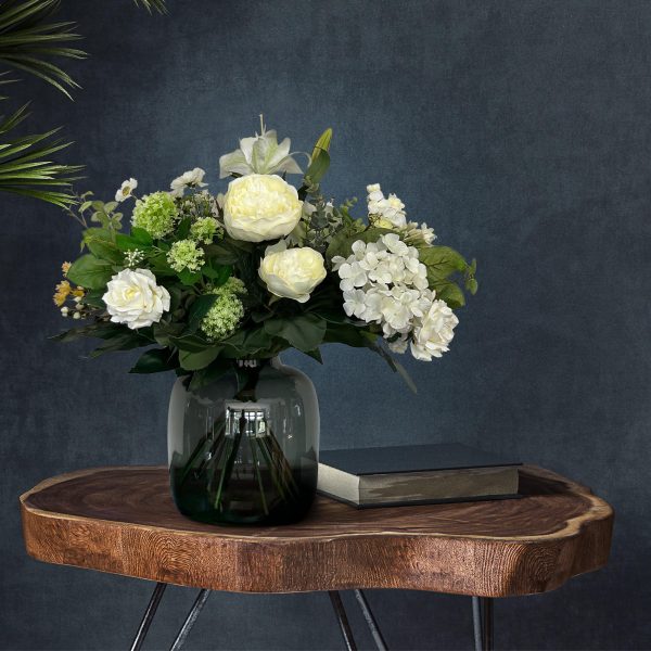 Witboeket met pioenrozen en hortensia in stijlvolle glazen vaas
