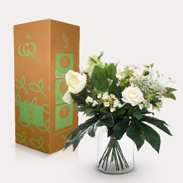 Elegant boeket met witte rozen en hydrangea in een heldere glazen vaas