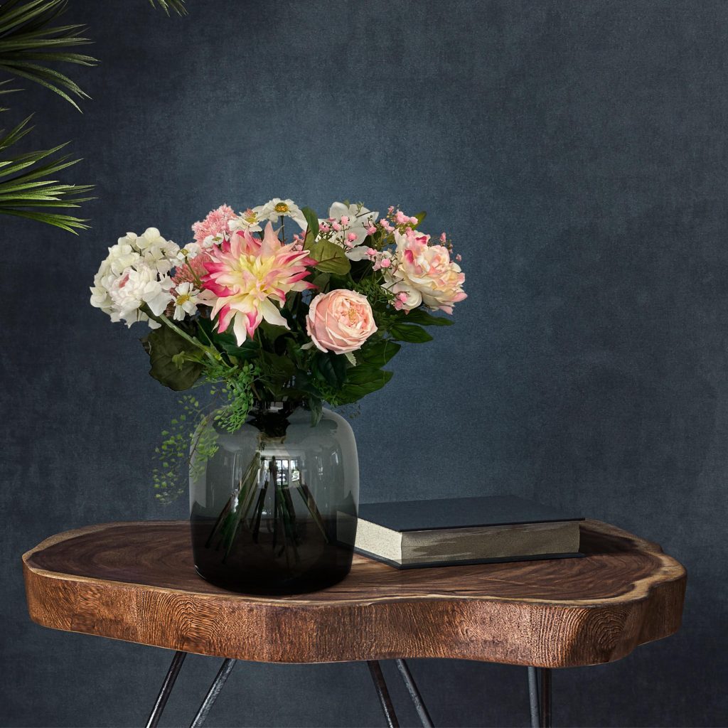Boeket met roze-witte dahlia en pastelroze rozen in vaas