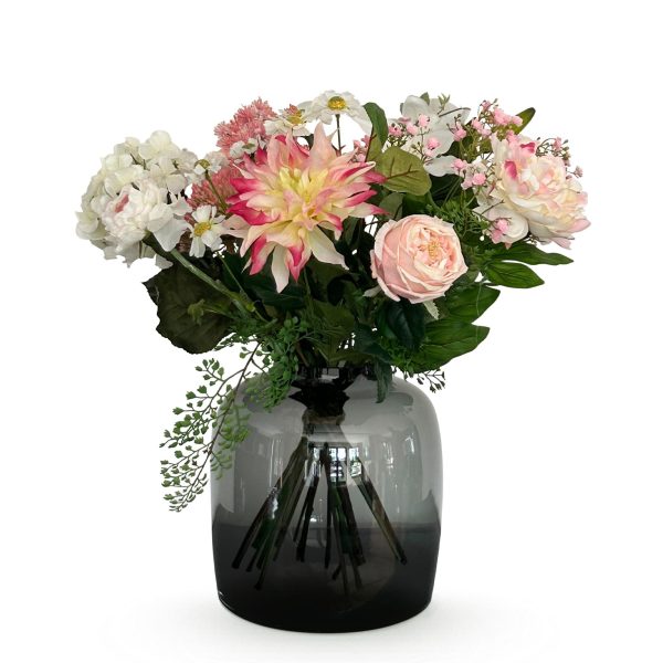 Boeket met een roze-witte dahlia en zachte roze rozen in elegante glasvaas